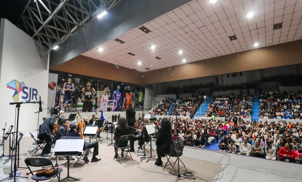 Camerata de la OFEQ realiza su presentación en San Juan del Río


• El evento fue organizado, en equipo, por la Secretaría de Cultura del estado de Querétaro y la Dirección de Cultura municipal.

• La agrupación recibió un reconocimiento por parte de autoridades municipales y del Ayuntamiento sanjuanense.


Como parte de su gira por diferentes municipios de la entidad, la Camerata de la Orquesta Filarmónica del Estado de Querétaro (OFEQ) realizó su presentación en el Centro Cultural y de Convenciones (CECUCO) de San Juan del Río, recinto en el que familias sanjuanenses se dieron cita para disfrutar de la música.

En el concierto, realizado en equipo entre el Gobierno Estatal y Municipal, la agrupación dirigida por Andrés Ortega interpretó piezas como Concierto a Cinque, de Durante; Amatzinac, de Moncayo; Valse Triste, de Sibelius; Sarabanda de la Sinfonía Simple, de Britten; Libertango, de Piazzolla; entre otras, que provocaron la ovación del público reunido en el CECUCO.

De acuerdo con el director de la Camerata de la OFEQ, el concierto presentado en San Juan del Río fue especial, ya que, mencionó, se trata de un ensamble que pocas veces se escucha con la Filarmónica. Explicó que el haberse presentado como música de cámara permitió interpretar las piezas mencionadas.

“Es una Orquesta de Cámara, lo que significa que es una reducción, pero también eso permite interpretar otro repertorio que normalmente con la Orquesta Sinfónica no se puede hacer. En este caso, la mayoría de instrumentos que hay aquí son instrumentos de cuerda, también tenemos algunos alientos, pero, en general, la Camerata va a estar conformada por instrumentos de cuerda”, refirió.

Tras su presentación, además de recibir los aplausos del público, la directora de Cultura del municipio de San Juan del Río, Aleyda Andrés Ibarra, en compañía de la regidora síndica de la Comisión de Educación y Cultura del Ayuntamiento, Karla Viviana Cortés Ocampo, entregaron un reconocimiento a la Camerata de la OFEQ.

El evento fue organizado, en equipo, por la Secretaría de Cultura del estado de Querétaro y la Dirección de Cultura municipal; esta última instancia reportó un aforo de alrededor de mil 300 personas que acudieron al CECUCO a la presentación.