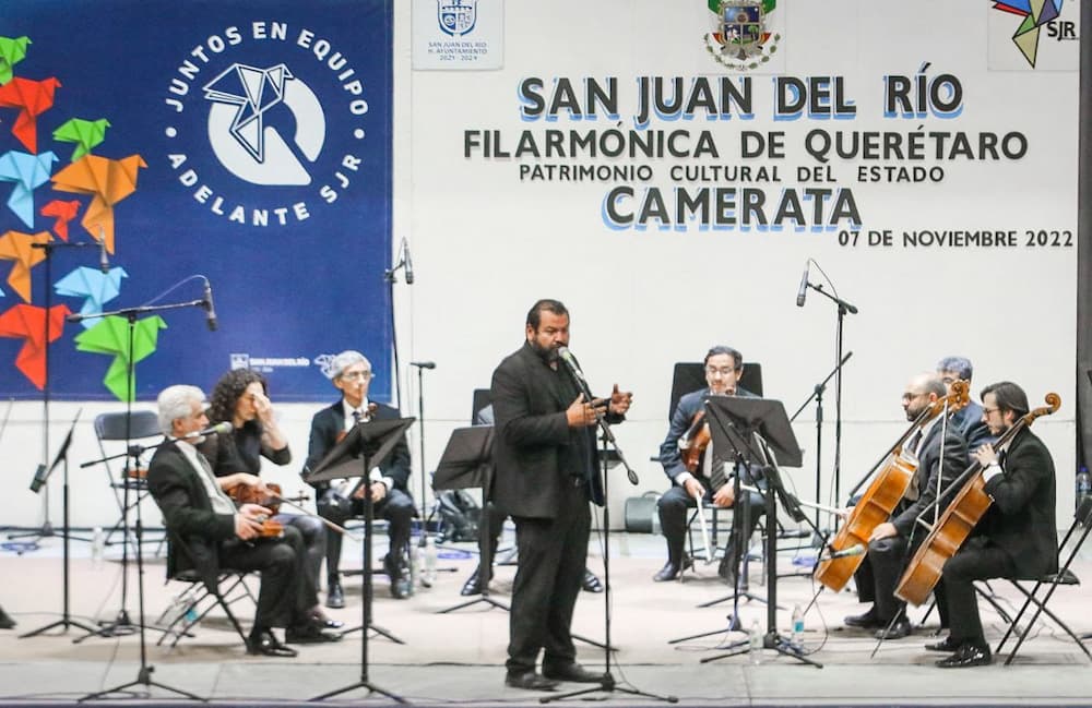 Camerata de la OFEQ realiza su presentación en San Juan del Río


• El evento fue organizado, en equipo, por la Secretaría de Cultura del estado de Querétaro y la Dirección de Cultura municipal.

• La agrupación recibió un reconocimiento por parte de autoridades municipales y del Ayuntamiento sanjuanense.


Como parte de su gira por diferentes municipios de la entidad, la Camerata de la Orquesta Filarmónica del Estado de Querétaro (OFEQ) realizó su presentación en el Centro Cultural y de Convenciones (CECUCO) de San Juan del Río, recinto en el que familias sanjuanenses se dieron cita para disfrutar de la música.

En el concierto, realizado en equipo entre el Gobierno Estatal y Municipal, la agrupación dirigida por Andrés Ortega interpretó piezas como Concierto a Cinque, de Durante; Amatzinac, de Moncayo; Valse Triste, de Sibelius; Sarabanda de la Sinfonía Simple, de Britten; Libertango, de Piazzolla; entre otras, que provocaron la ovación del público reunido en el CECUCO.

De acuerdo con el director de la Camerata de la OFEQ, el concierto presentado en San Juan del Río fue especial, ya que, mencionó, se trata de un ensamble que pocas veces se escucha con la Filarmónica. Explicó que el haberse presentado como música de cámara permitió interpretar las piezas mencionadas.

“Es una Orquesta de Cámara, lo que significa que es una reducción, pero también eso permite interpretar otro repertorio que normalmente con la Orquesta Sinfónica no se puede hacer. En este caso, la mayoría de instrumentos que hay aquí son instrumentos de cuerda, también tenemos algunos alientos, pero, en general, la Camerata va a estar conformada por instrumentos de cuerda”, refirió.

Tras su presentación, además de recibir los aplausos del público, la directora de Cultura del municipio de San Juan del Río, Aleyda Andrés Ibarra, en compañía de la regidora síndica de la Comisión de Educación y Cultura del Ayuntamiento, Karla Viviana Cortés Ocampo, entregaron un reconocimiento a la Camerata de la OFEQ.

El evento fue organizado, en equipo, por la Secretaría de Cultura del estado de Querétaro y la Dirección de Cultura municipal; esta última instancia reportó un aforo de alrededor de mil 300 personas que acudieron al CECUCO a la presentación.