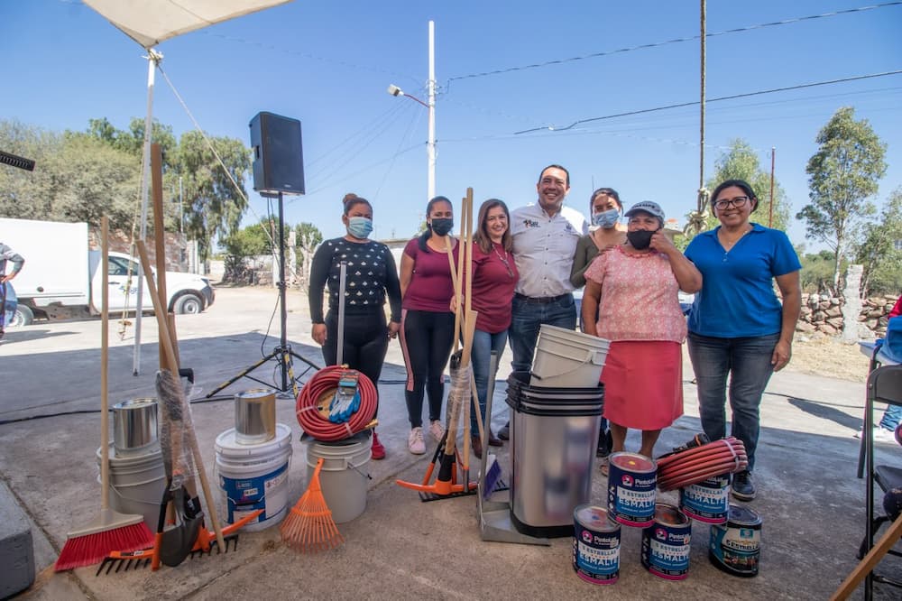 Adelante Mi Querido San Juan beneficia a escuelas y cancha de la comunidad de Arcila