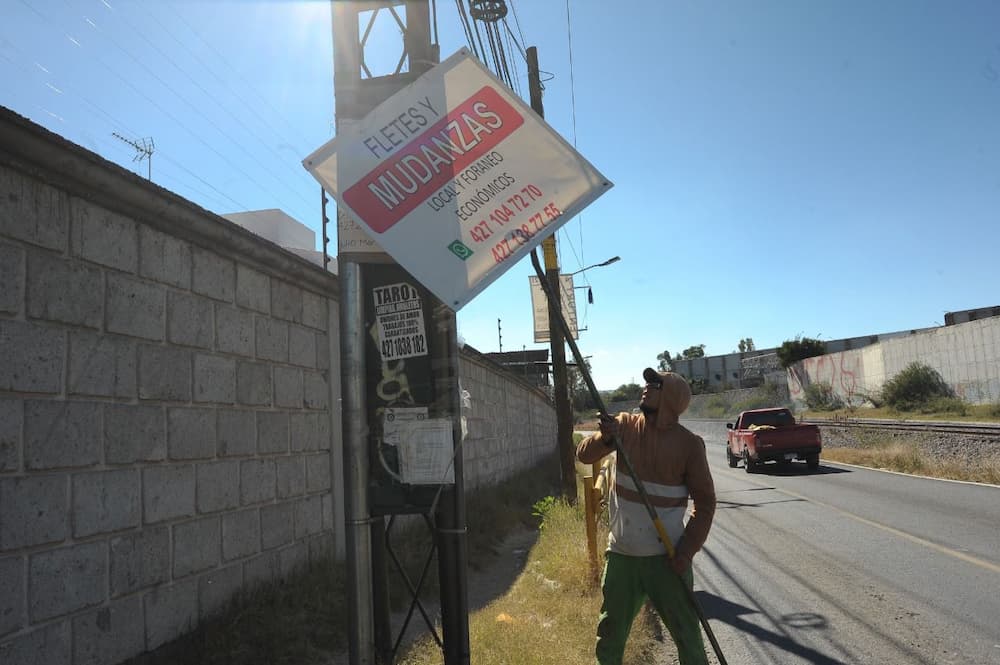 San Juan del Río hace equipo para combatir la contaminación visual; retiran publicidad de mobiliario urbano