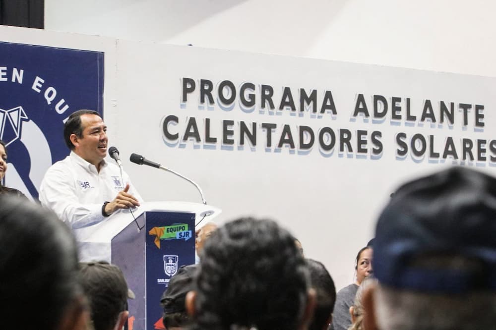 Roberto Cabrera encabeza entrega de 730 calentadores solares en beneficio de 27 comunidades