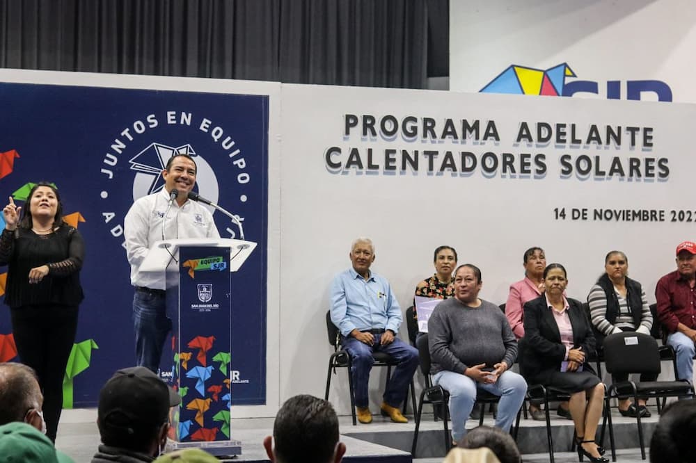 Roberto Cabrera encabeza entrega de 730 calentadores solares en beneficio de 27 comunidades