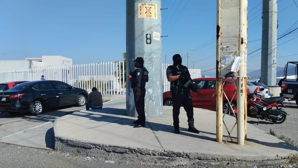 Sorprenden a par de sujetos al colocar presuntas narcomantas en Paseo Central, SJR