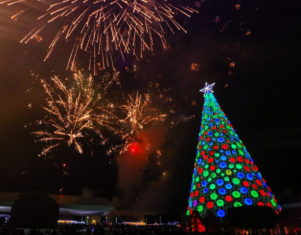 Ante 12 mil personas, encienden mega pino navideño en San Juan del Río