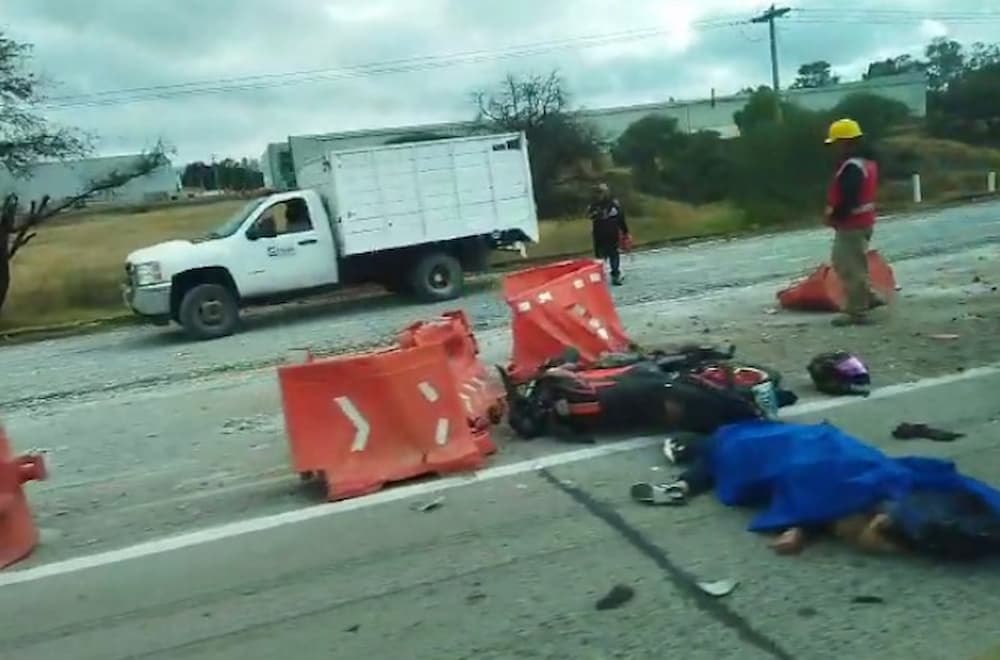 Motocicleta derrapa y mujer pierde la vida sobre la autopista 57