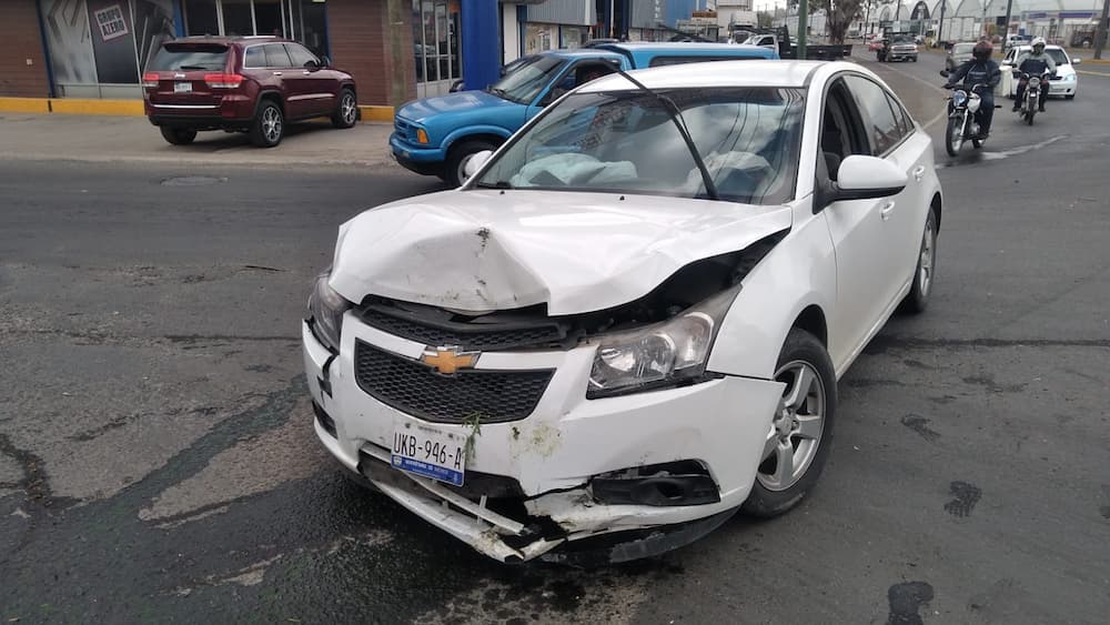 Ebrio sujeto choca contra poste y huye del lugar, dejó abandonado el auto