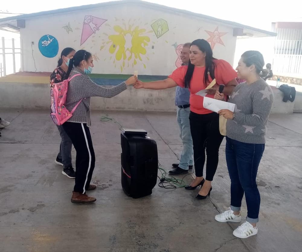 Regidores del PAN otorgan beca económica a 20 estudiantes del Centro de Atención Múltiple de SJR