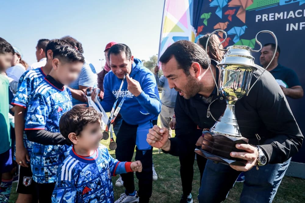 Roberto Cabrera encabeza premiación de la Liga Oficial Municipal Infantil de Futbol 2022