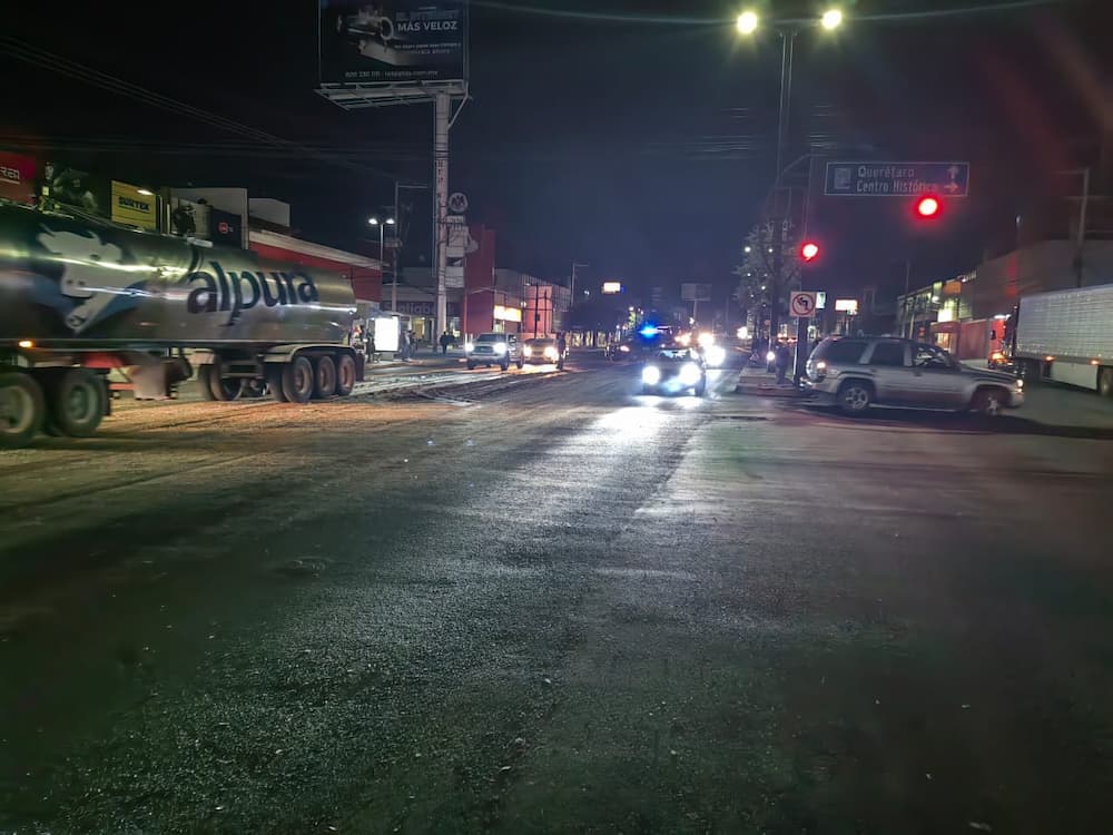 Tráiler derrama estiércol sobre avenida Paseo Central, se suscitaron dos accidentes