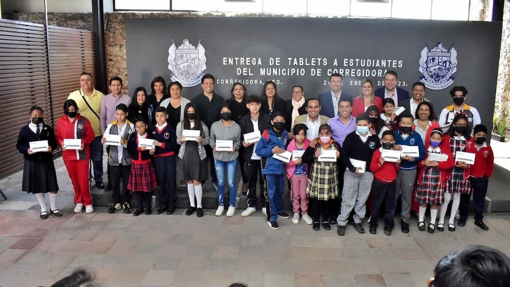 Entregan tablets a estudiantes de Corregidora