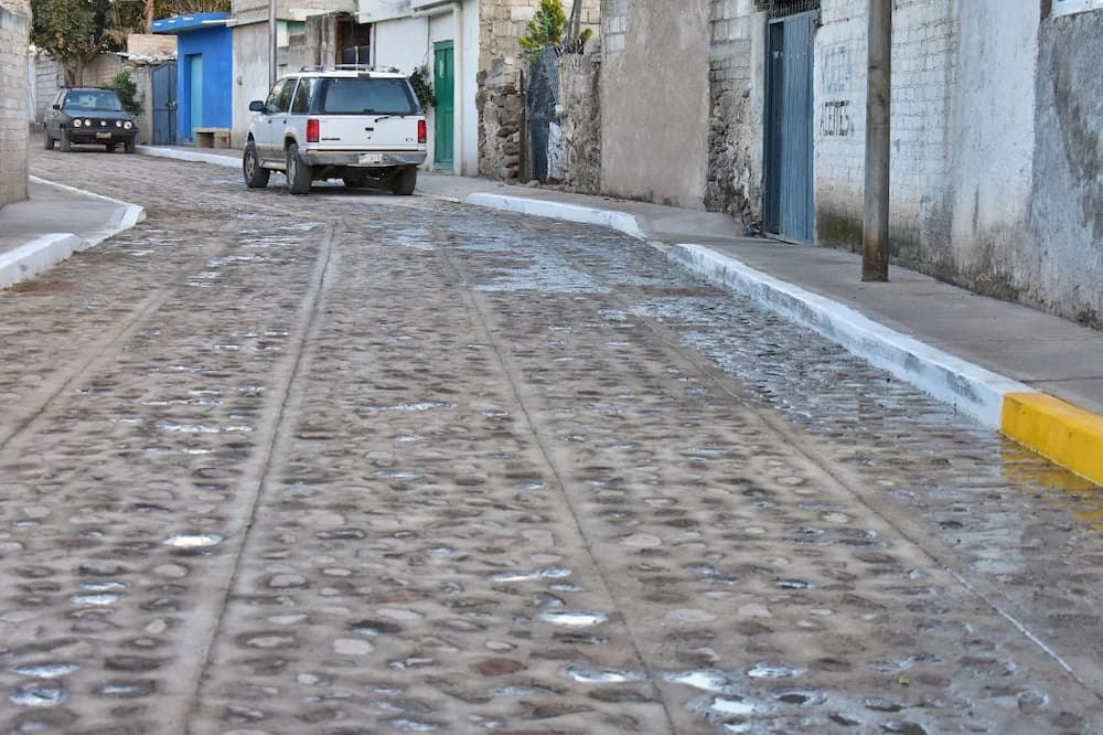 Roberto Sosa Pichardo recorre obra de rehabilitación de pavimento en Charco Blanco