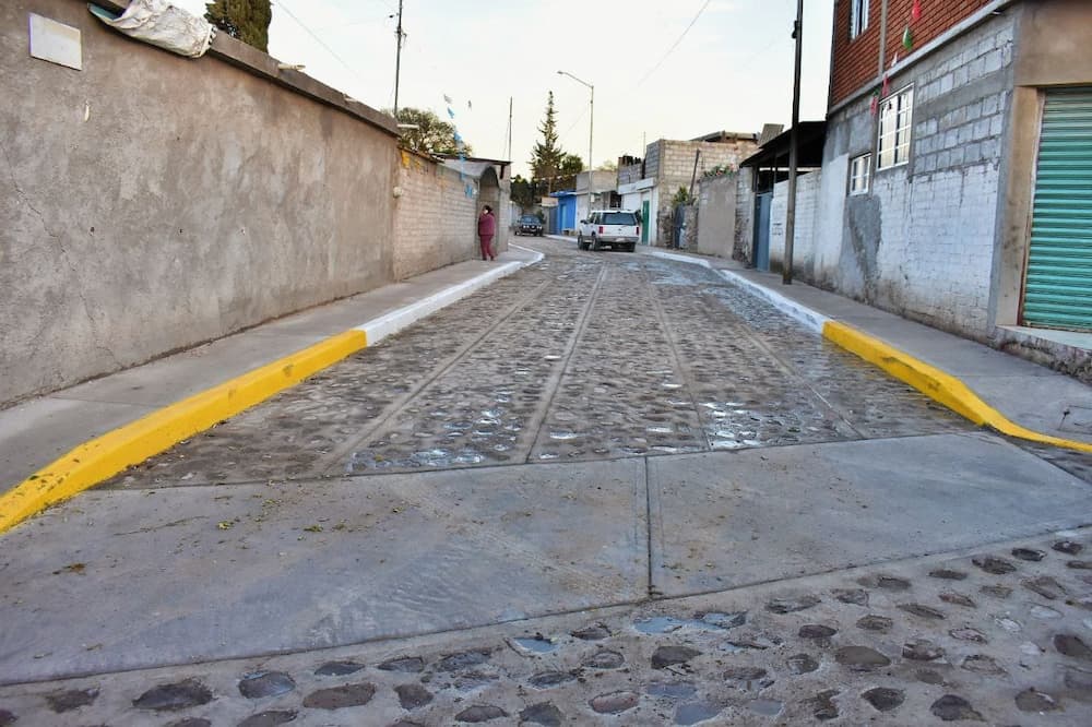 Roberto Sosa Pichardo recorre obra de rehabilitación de pavimento en Charco Blanco