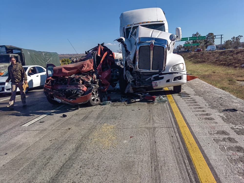 Pareja vive de milagro tras quedar su auto prensado entre dos tráileres sobre la 57, SJR