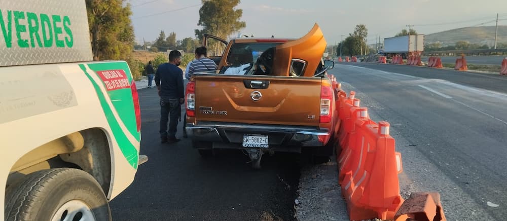 Camioneta se impacta contra otra de mayor tamaño y el conductor resulta lesionado sobre la 57, SJR