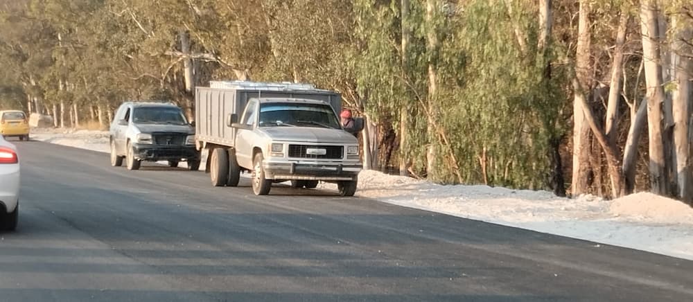 Camioneta se impacta contra otra de mayor tamaño y el conductor resulta lesionado sobre la 57, SJR