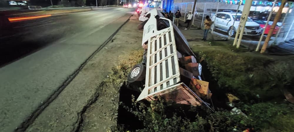 Camioneta cae a zanja ubicada en carretera 120, SJR