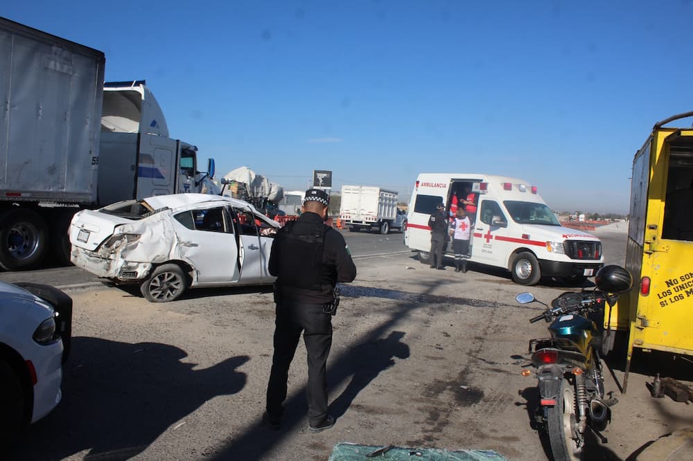 Conductor choca al evitar arrollar a un perro sobre la autopista 57 en SJR