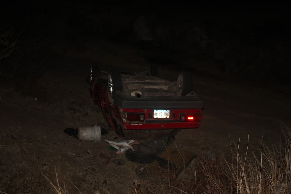 Tripulantes abandonan auto tras volcar sobre la 120, a la altura de la comunidad de Arcila en SJR