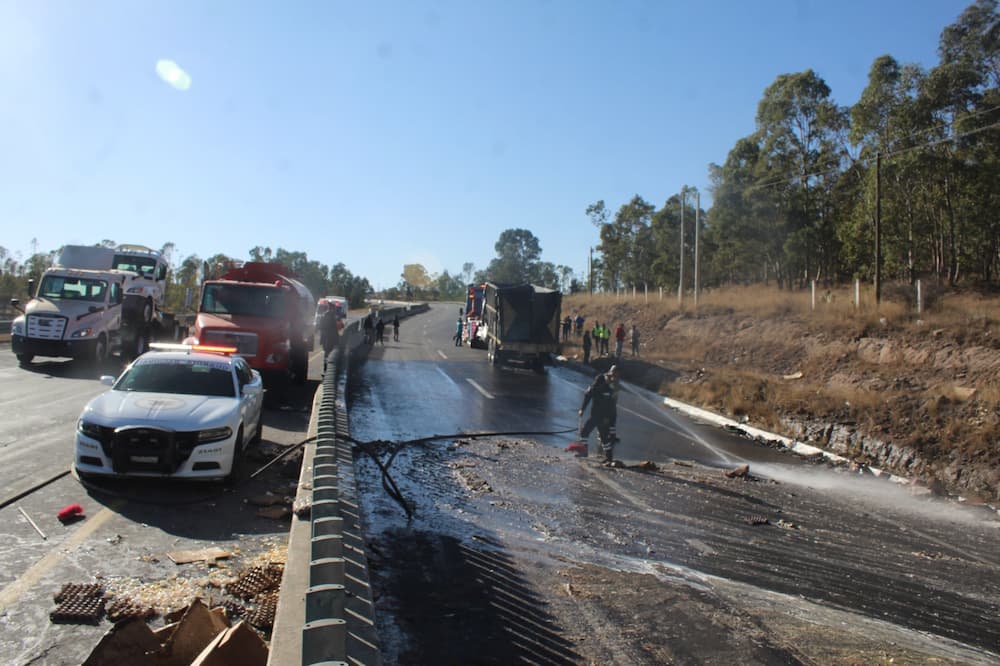 Cuantiosa pérdida al volcar tractocamión con 8 toneladas de huevo en la Palmillas-Toluca