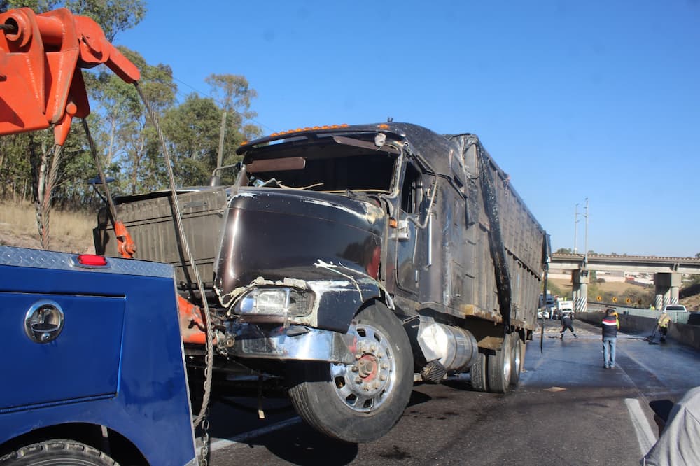 Cuantiosa pérdida al volcar tractocamión con 8 toneladas de huevo en la Palmillas-Toluca