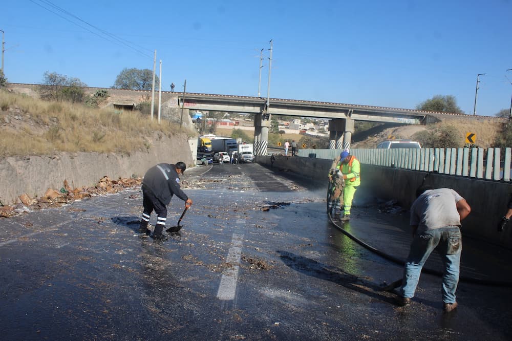 Cuantiosa pérdida al volcar tractocamión con 8 toneladas de huevo en la Palmillas-Toluca