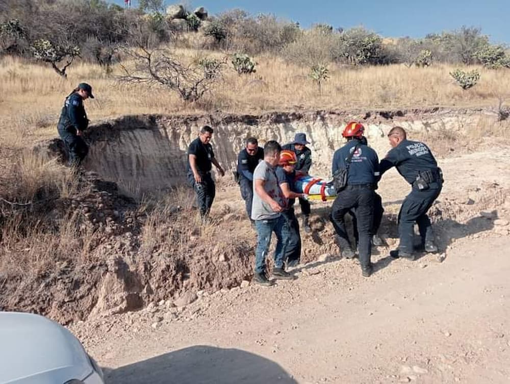 Mujer muere en volcadura de camioneta en El Peral, Humilpan