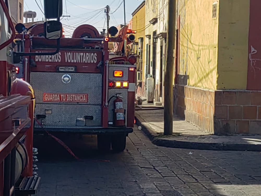 Bomberos rescatan a niña y su mascota de un incendio en la calle Abasolo en SJR