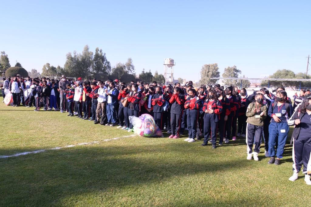 Tequisquiapan fue sede de juegos deportivos entre telesecundarias 
* este evento congregó a más de 550 estudiantes en la Unidad Deportiva Emiliano Zapata

El municipio de Tequisquiapan fue sede de los Juegos Deportivos entre telesecundarias para la zona 17, este evento congregó a más de 550 estudiantes en la Unidad Deportiva Emiliano Zapata.

Durante la inauguración la presidenta del sistema municipal DIF, Norma Mejía Lira, entregó kits deportivos consistentes en: balones para diferentes disciplinas, escalera de coordinación, vallas, aros, conos y platos de entrenamiento. Todo ello en beneficio de las 9 instituciones educativas que participaron en esta importante actividad. Cabe señalar que en total se beneficiaron a mil 713 alumnos 

Al hacer uso de la voz, la presidenta del DIF municipal de Tequisquiapan, recordó que uno de los pilares más importantes para el gobierno local es el fomento de las actividades deportivas ya que de esta manera los jóvenes adquieren disciplina, habilidades y se mantienen lejos de actividades que pueden ser socialmente riesgosas.

Norma Mejía Lira enalteció el hecho de que padres de familia, maestros y gobierno, trabajen de forma conjunta para impulsar el deporte entre los jóvenes.

“Los juegos y la competencia deportiva nos motivan a unirnos porque Ustedes determinan una línea con objetivo común que es ganar, pero sobre todo el que saben hacer equipo y a cada uno de ustedes los invito a que, el día de hoy, disfruten de este encuentro deportivo de las telesecundarias porque, aunque es competencia somos también una sola familia”
 
Finalmente, la presidenta del DIF detalló que gracias a la gestión de la administración municipal se ha logrado la recuperación de espacios deportivos.

En el evento estuvieron presentes el profesor Ramón Hernández Ramos quien es supervisor de la zona 17 de telesecundarias, el Dr. Julio Felipe Escudero como jefe de sector, Diego Morales Pacheco como secretario de Desarrollo Social y Jonathan Mendoza quien es director del Deporte.
