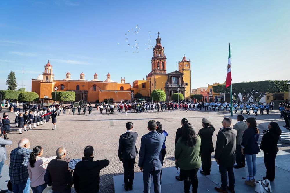 Autoridades encabezan ceremonia del Día de la Bandera en San Juan del Río; reconocen a escoltas