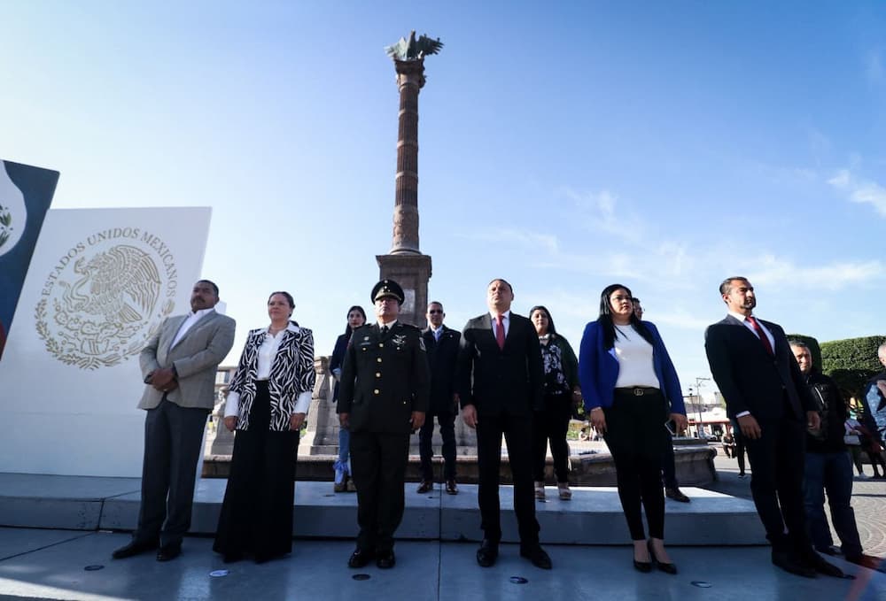 Autoridades encabezan ceremonia del Día de la Bandera en San Juan del Río; reconocen a escoltas