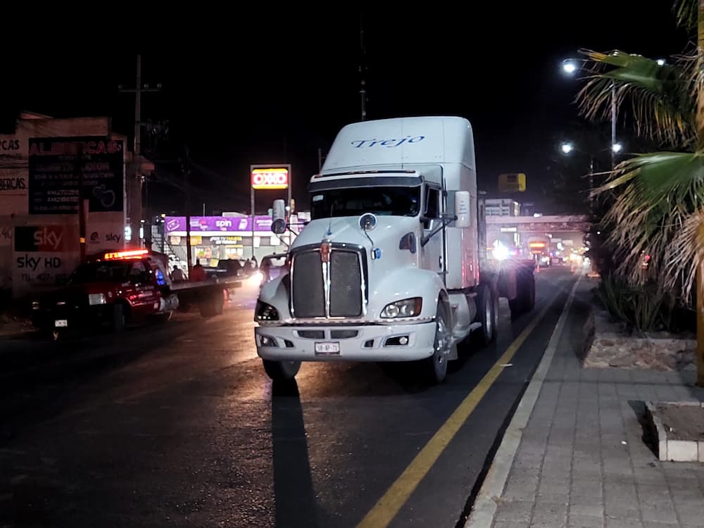 Joven mujer muere al ser arrollada por tráiler sobre la 120 en Tx