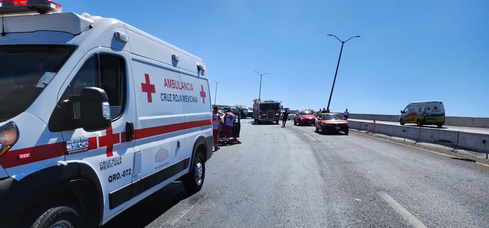 Auto queda en sentido contrario al chocar con barra de contención sobre la 120 a la altura de San Nicolás en Tx