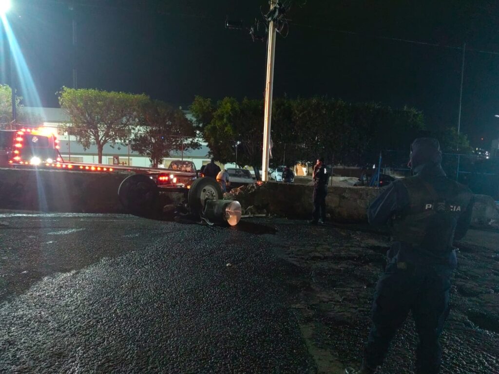 Pipa choca y provoca daños a vehículos estacionados en el Nuevo Parque Industrial, SJR