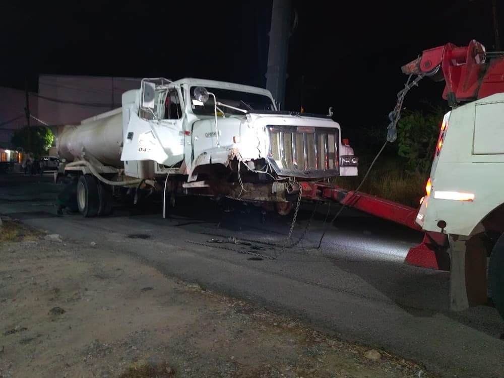 Pipa choca y provoca daños a vehículos estacionados en el Nuevo Parque Industrial, SJR