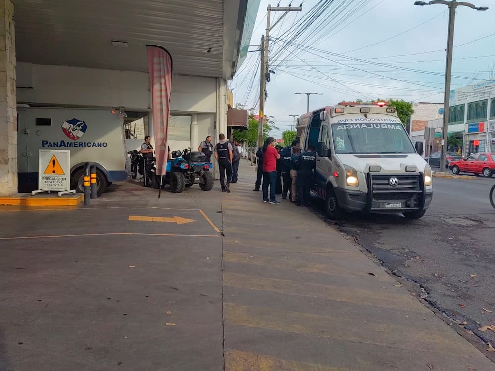 Camioneta de valores corta circulación y moto la impacta sobre avenida Juárez