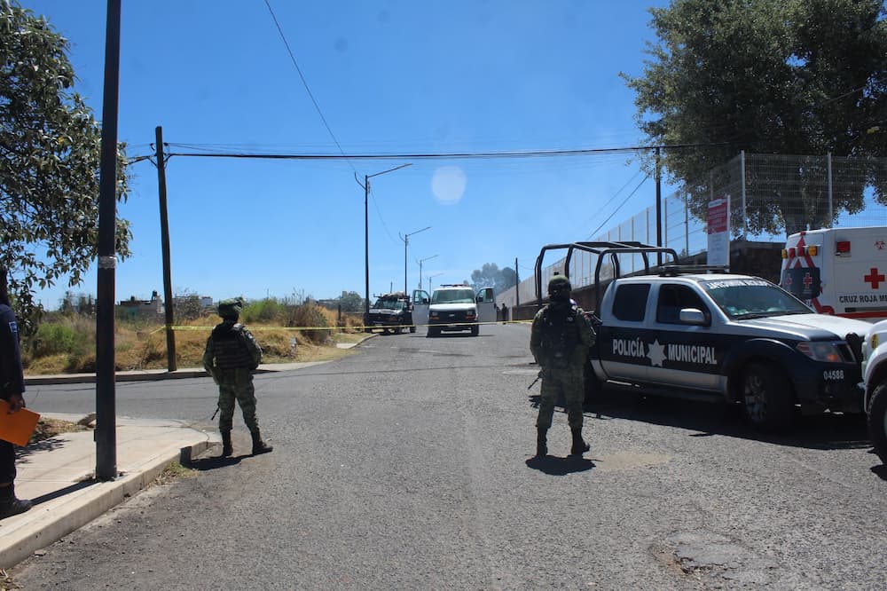 Disparan a pareja que viajaba en una camioneta en Amealco, hay un muerto