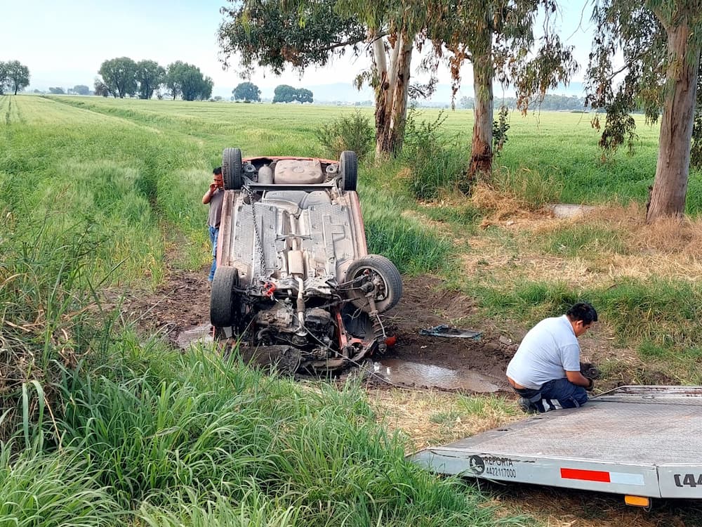 Autos compactos volcaron sobre la carretera estatal La Llave-La Estancia SJR