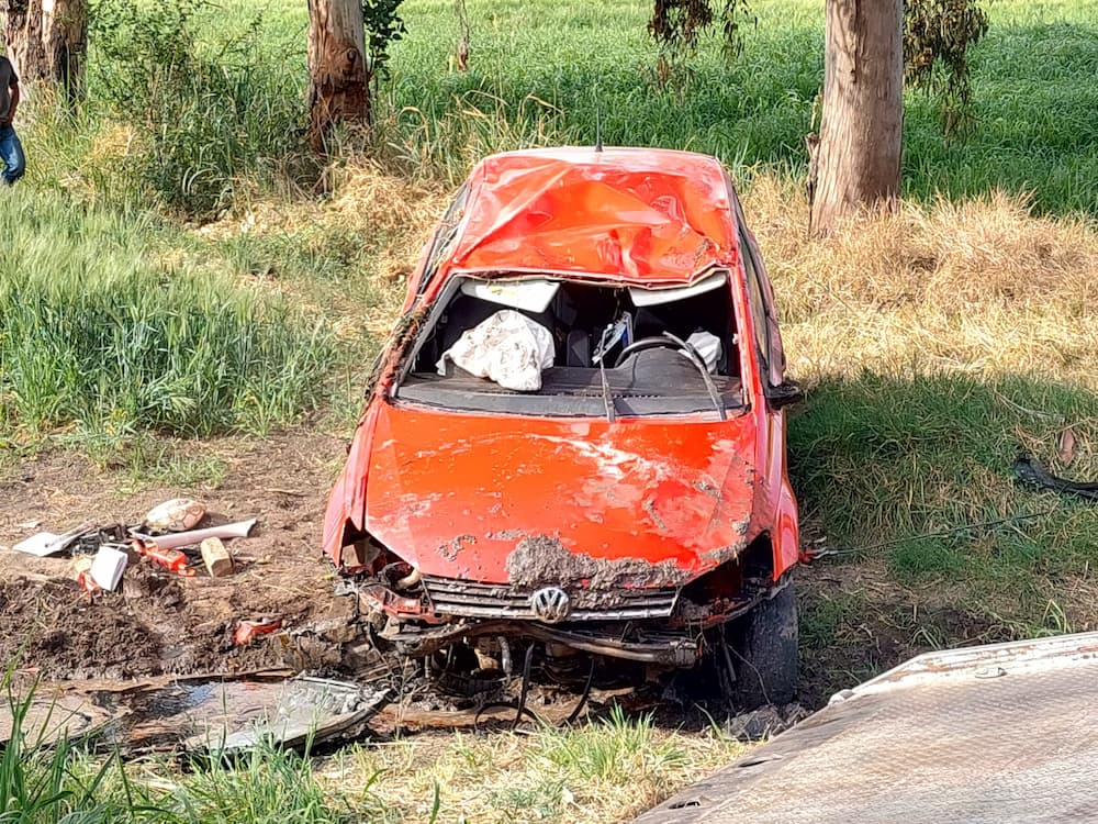 Autos compactos volcaron sobre la carretera estatal La Llave-La Estancia SJR