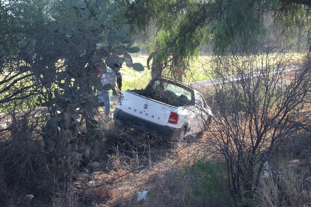 Derrapa camioneta por gravilla y sale del camino en la carretera La Estancia-LaLlave, SJR