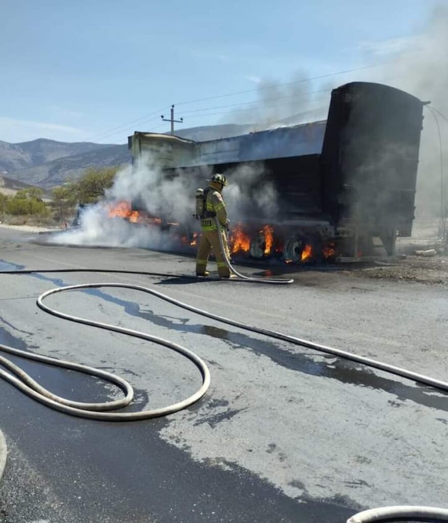 Tractocamión se incendia al tocar cables de alta tensión en Cadereyta de Montes