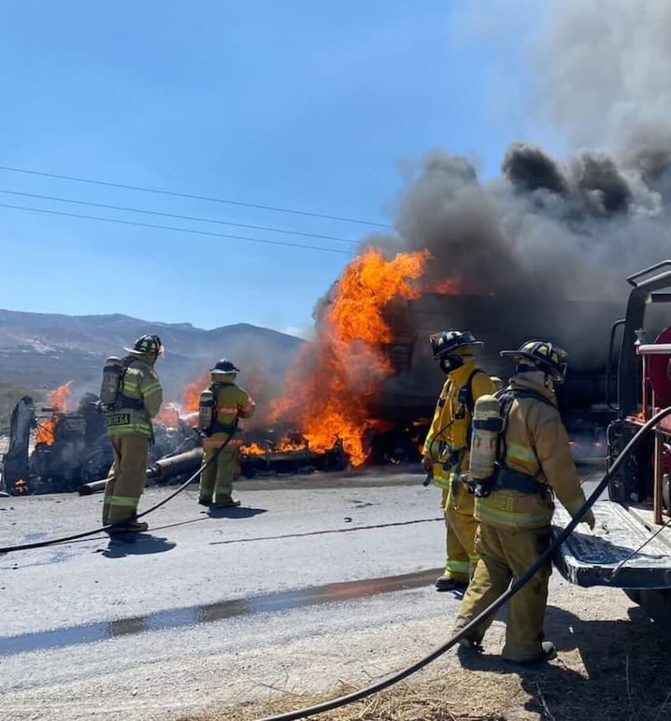 Tractocamión se incendia al tocar cables de alta tensión en Cadereyta de Montes