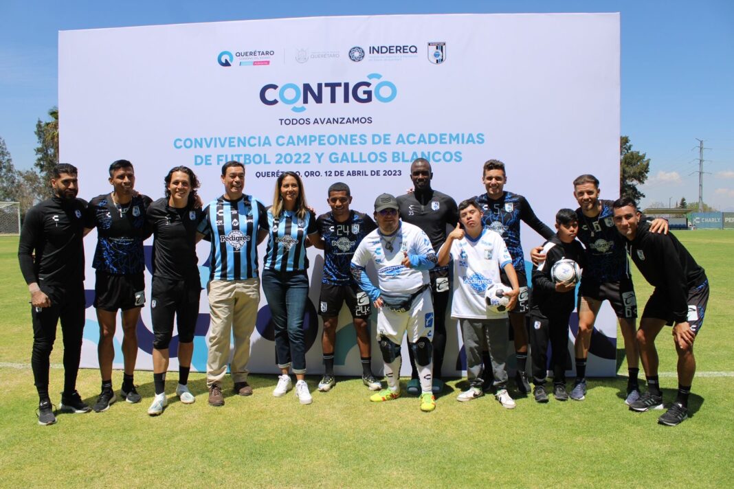 Conviven campeones de academias de fútbol de INDEREQ con Gallos Blancos