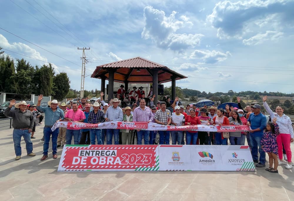 Entregan plaza principal en San José Itho y techumbre en La Manzana, en Amealco