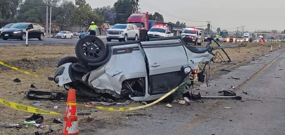 Brutal accidente entre camión de pasajeros y auto compacto deja 3 personas fallecidas en El Colorado