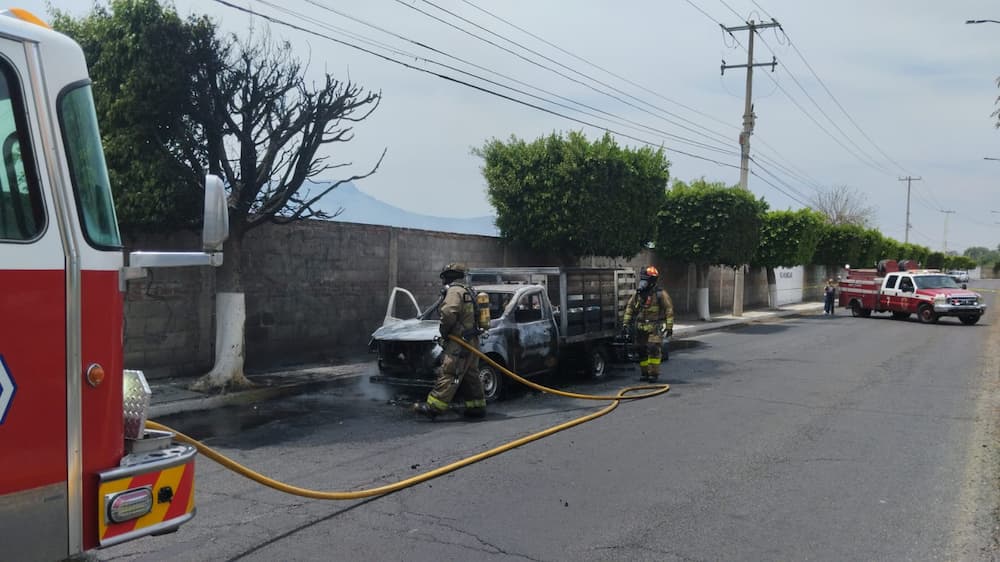 Arde camioneta por falla mecánica en la colonia Centro de SJR