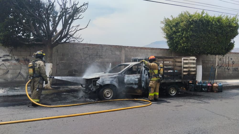 Arde camioneta por falla mecánica en la colonia Centro de SJR