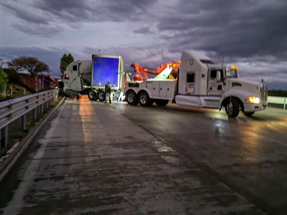 Fuerte choque deja daños materiales sobre la autopista 57