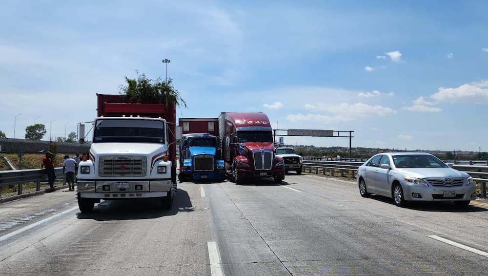 Tres unidades pesadas chocan y colapsan la autopista 57 al obstruir tres carriles