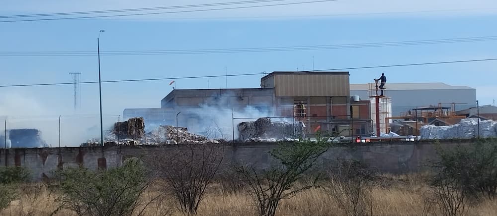 Fuerte incendio en empresa papelera de SJR