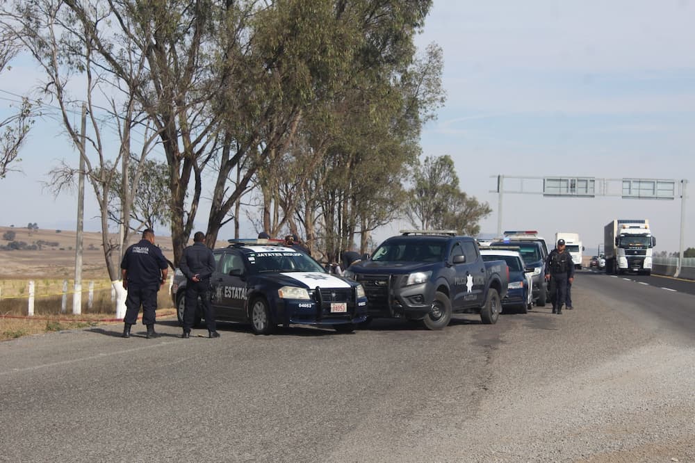 Encuentran dos cuerpos masculinos tirados en autopista Palmillas-Toluca, Edomex